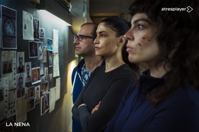 El director Paco Cabezas junto a dos de las actrices de La Nena, Nerea Barros y Lucía Martín Abelló.