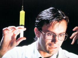 SITGES 2025 apuesta por el perfecto cóctel de comedia y terror Jeffrey Combs protagoniza la película de culto de Stuart Gordon ‘Re-Animator’, que combina terror y comedia.