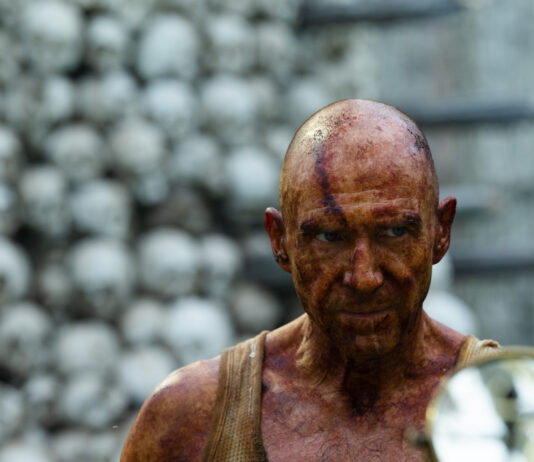 28 AÑOS DESPUÉS, de estreno en cines españoles el 20 de junio Ralph Fiennes es el Dr. Kelson en 28 años después. (c) Columbia Pictures