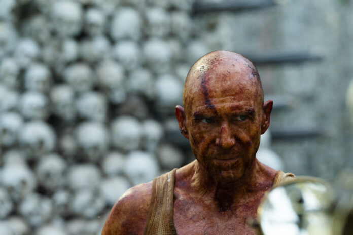 Ralph Fiennes es el Dr. Kelson en 28 años después. (c) Columbia Pictures