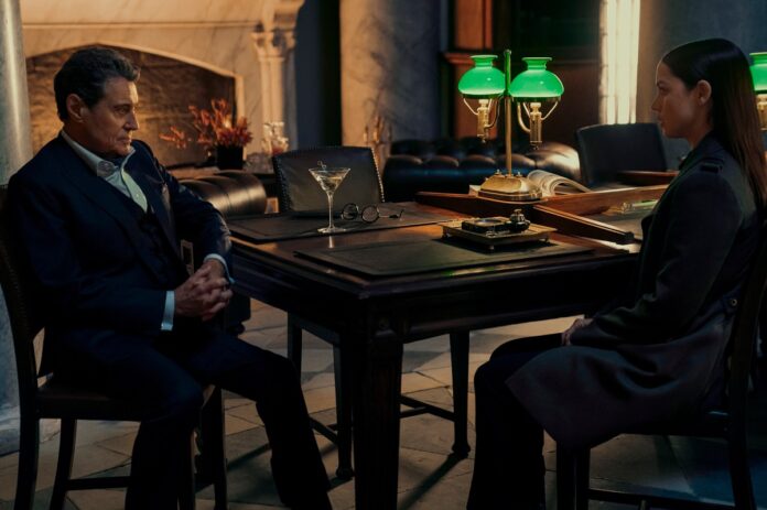 Ian McShane y Ana de Armas en Ballerina. (c) Diamond Films