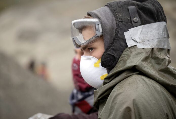 apocalipsis_2020 Tras la mascarilla, el actor Owen Teague en la adaptación de 2020 de la novela Apocalipsis, de Stephen King.