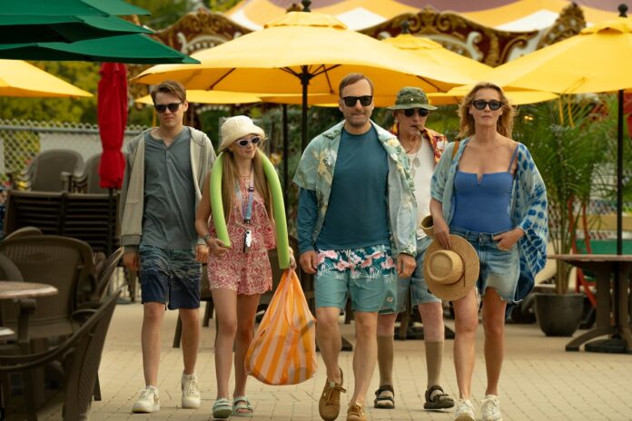 Brady Mansell (Gage Munroe), Sammy Mansell (Paisley Cadorath), Hutch Mansell (Bob Odenkirk), David Mansell (Christopher Lloyd) y Becca Mansell (Connie Nielsen) en Nadie 2, dirigida por Timo Tjahjanto. (c) Universal Pictures
