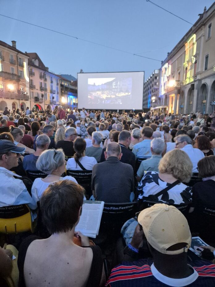 Ambiente durante las proyecciones en la Piazza Grande de Locarno.