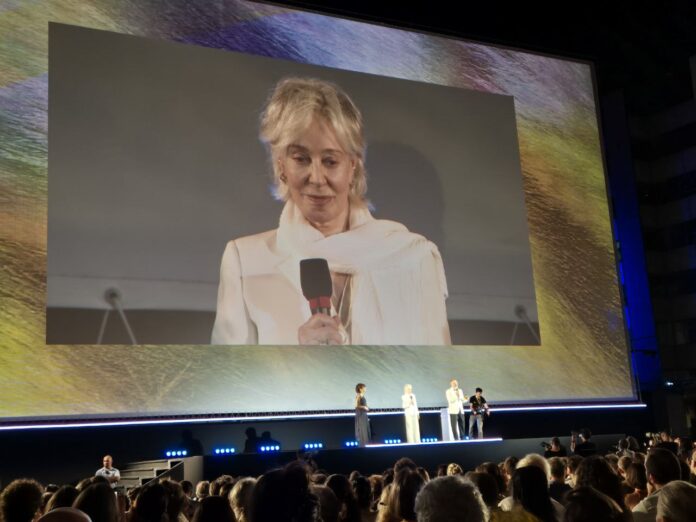 Milena Canonero recoge el Vision Award en Locarno.
