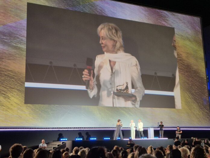 Milena Canonero recoge el Vision Award en Locarno.