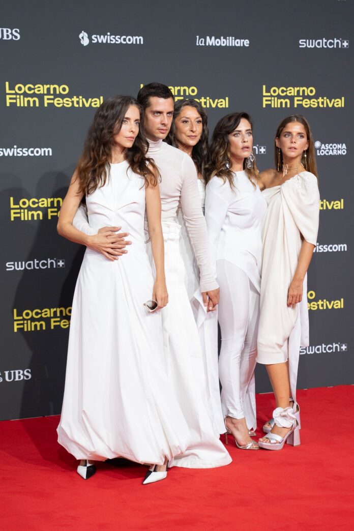 Eduardo Casanova rodeado por las actrices Leticia Dolera, Mariola Fuentes, María León y Lucía Díez, en Locarno. © Edoardo Nerboni
