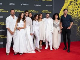 La otra cara de la eternidad: SILENCIO, escrita y dirigida por Eduardo Casanova Delegación de Silencio, en su presentación sobre la alfombra roja del Festival de Locarno. Eduardo Casanova rodeado por las actrices Leticia Dolera, Mariola Fuentes, María León y Lucía Díez, en Locarno. © Edoardo Nerboni