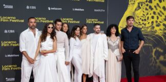 La otra cara de la eternidad: SILENCIO, escrita y dirigida por Eduardo Casanova Delegación de Silencio, en su presentación sobre la alfombra roja del Festival de Locarno. Eduardo Casanova rodeado por las actrices Leticia Dolera, Mariola Fuentes, María León y Lucía Díez, en Locarno. © Edoardo Nerboni