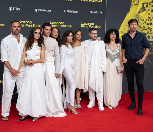 La otra cara de la eternidad: SILENCIO, escrita y dirigida por Eduardo Casanova Delegación de Silencio, en su presentación sobre la alfombra roja del Festival de Locarno. Eduardo Casanova rodeado por las actrices Leticia Dolera, Mariola Fuentes, María León y Lucía Díez, en Locarno. © Edoardo Nerboni