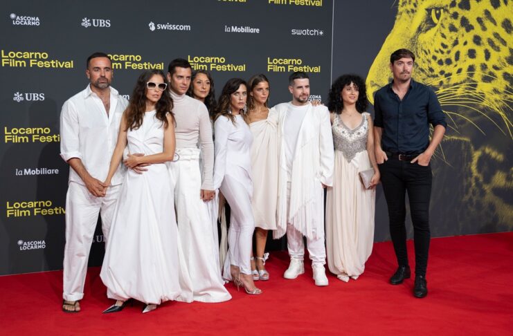 La otra cara de la eternidad: SILENCIO, escrita y dirigida por Eduardo Casanova Delegación de Silencio, en su presentación sobre la alfombra roja del Festival de Locarno. Eduardo Casanova rodeado por las actrices Leticia Dolera, Mariola Fuentes, María León y Lucía Díez, en Locarno. © Edoardo Nerboni