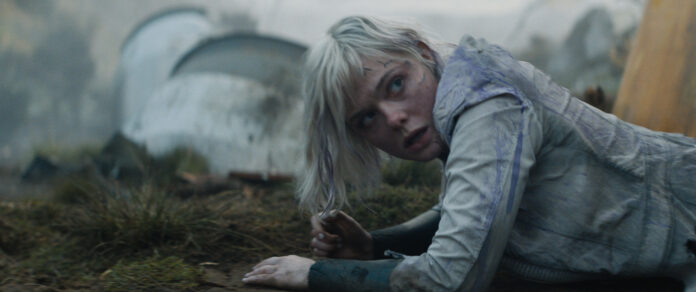 Thia (Elle Fanning) en Predator: Badlands. (c) 20th Century Studios.