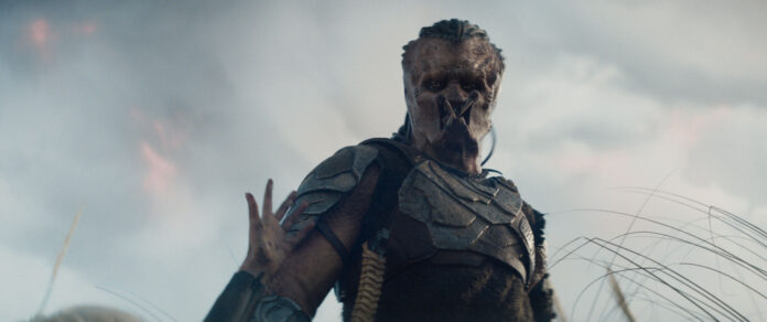 Dimitrius Schuster-Koloamatangi es Dek en Predator: Badlands. (c) 20th Century Studios