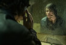 RETURN TO SILENT HILL: 25 años de terror psicológico Jeremy Irvine se adentra en la niebla de Silent Hill en la piel del viudo atormentado James Sunderland. Aleksandar Letic (C) 2025 Room 318 Productions Inc