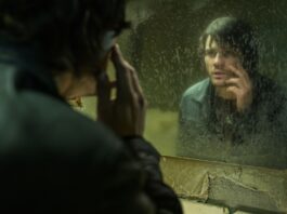 RETURN TO SILENT HILL: 25 años de terror psicológico Jeremy Irvine se adentra en la niebla de Silent Hill en la piel del viudo atormentado James Sunderland. Aleksandar Letic (C) 2025 Room 318 Productions Inc