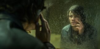 RETURN TO SILENT HILL: 25 años de terror psicológico Jeremy Irvine se adentra en la niebla de Silent Hill en la piel del viudo atormentado James Sunderland. Aleksandar Letic (C) 2025 Room 318 Productions Inc