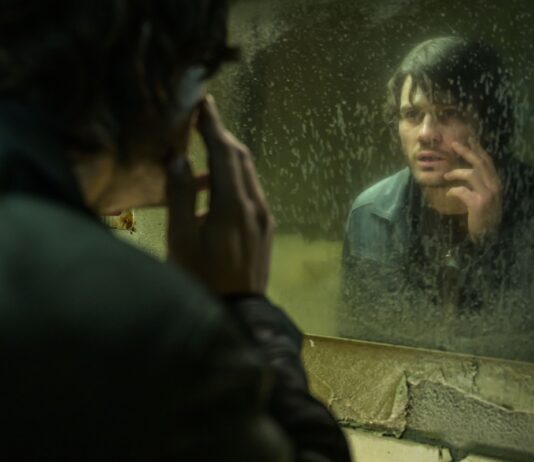 RETURN TO SILENT HILL: 25 años de terror psicológico Jeremy Irvine se adentra en la niebla de Silent Hill en la piel del viudo atormentado James Sunderland. Aleksandar Letic (C) 2025 Room 318 Productions Inc