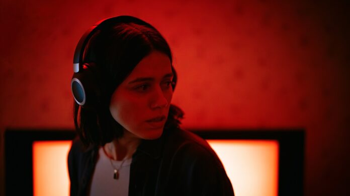 Nina Kiri, en undertone, de Ian Tuason.