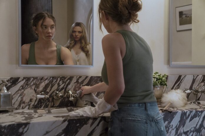 Sydney Sweeney y Amanda Seyfried en La asistenta, de Paul Feig. Photo Credit: Daniel McFadden/ Lionsgate