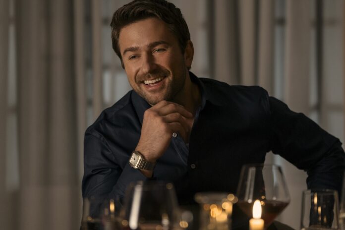 Brandon Sklenar es Andrew Winchester en La asistenta, de Paul Feig. Photo Credit: Daniel McFadden/ Lionsgate