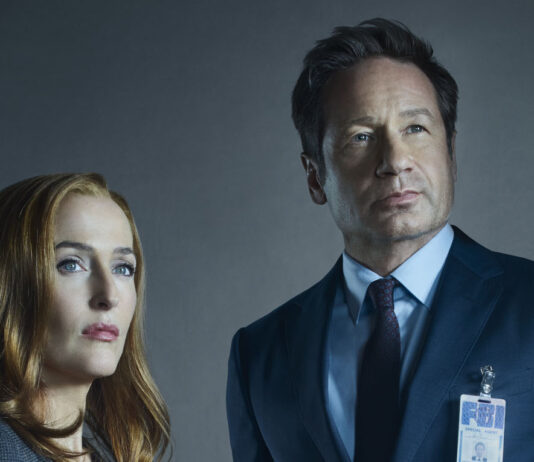 Ryan Coogler revitaliza EXPEDIENTE X, la mítica serie de los 90 Gillian Anderson y David Duchovny, en sus icónicos roles de Scully y Mulder.