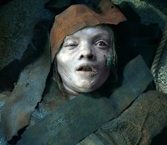 Lee Cronin despierta a LA MOMIA: ¿Qué le pasó a Katie? Lee Cronin describe su versión de La Momia como una fusión de Poltergeist y Seven.