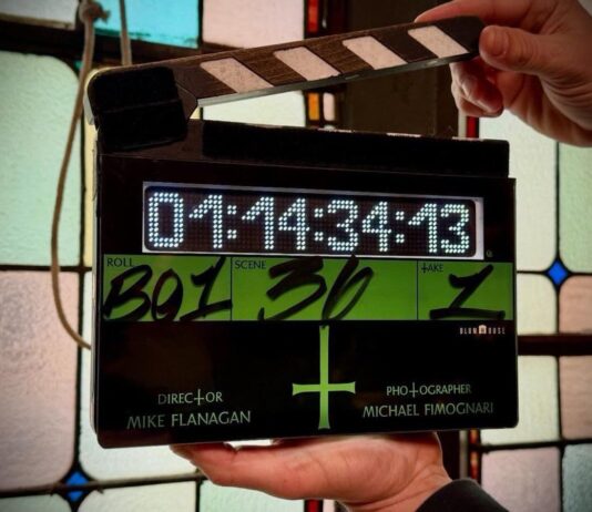 Mike Flanagan entre demonios: Arranca el rodaje de su EXORCISTA Mike Flanagan ha confirmado con su claqueta el inicio del rodaje de su nueva película.