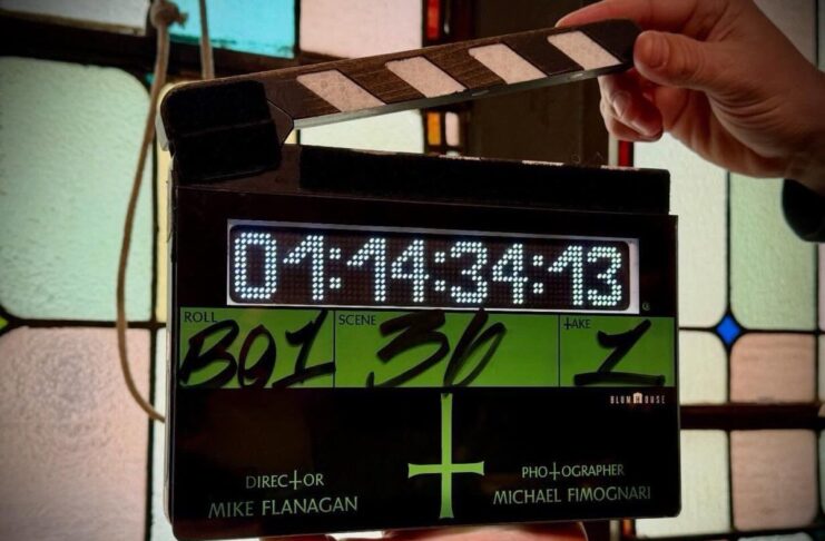 Mike Flanagan entre demonios: Arranca el rodaje de su EXORCISTA Mike Flanagan ha confirmado con su claqueta el inicio del rodaje de su nueva película.