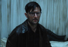 CRÍTICA | HOKUM. El cuento de la bruja Adam Scott protagoniza Hokum, de Damian McCarthy.