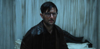 CRÍTICA | HOKUM. El cuento de la bruja Adam Scott protagoniza Hokum, de Damian McCarthy.