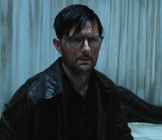 CRÍTICA | HOKUM. El cuento de la bruja Adam Scott protagoniza Hokum, de Damian McCarthy.