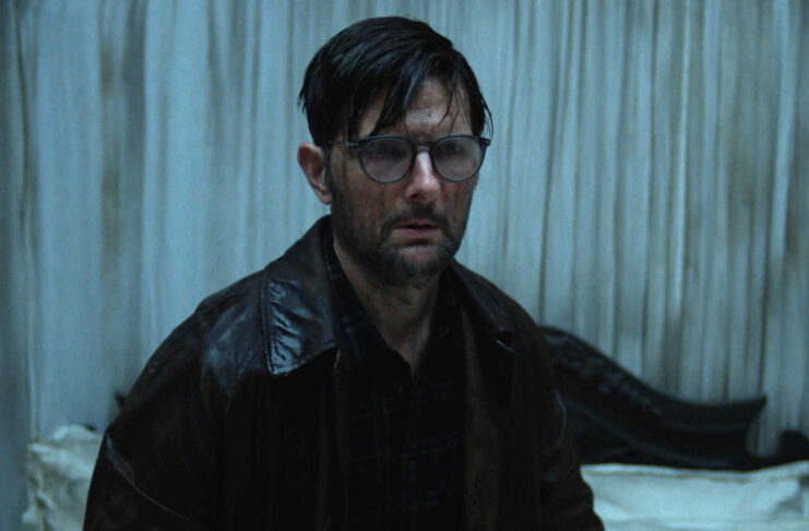 CRÍTICA | HOKUM. El cuento de la bruja Adam Scott protagoniza Hokum, de Damian McCarthy.
