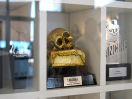 El trofeo de honor del FESTIVAL ISLA CALAVERA, en la exposición del Fantastic Pavilion en Cannes El trofeo de honor del Festival Isla Calavera, en Cannes.