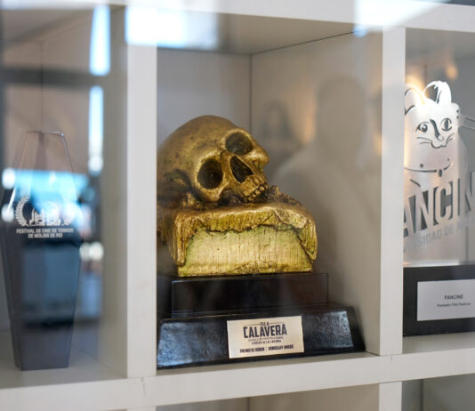 El trofeo de honor del FESTIVAL ISLA CALAVERA, en la exposición del Fantastic Pavilion en Cannes El trofeo de honor del Festival Isla Calavera, en Cannes.