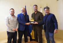 El FESTIVAL ISLA CALAVERA entrega a la ciudad de La Laguna una edición especial de su trofeo de honor - En el décimo aniversario de su fundación, el Festival de Cine Fantástico de Canarias Ciudad de La Laguna Isla Calavera reconoce el apoyo del ayuntamiento lagunero.