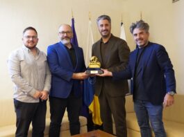 El FESTIVAL ISLA CALAVERA entrega a la ciudad de La Laguna una edición especial de su trofeo de honor - En el décimo aniversario de su fundación, el Festival de Cine Fantástico de Canarias Ciudad de La Laguna Isla Calavera reconoce el apoyo del ayuntamiento lagunero.