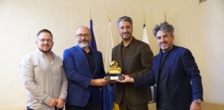El FESTIVAL ISLA CALAVERA entrega a la ciudad de La Laguna una edición especial de su trofeo de honor - En el décimo aniversario de su fundación, el Festival de Cine Fantástico de Canarias Ciudad de La Laguna Isla Calavera reconoce el apoyo del ayuntamiento lagunero.