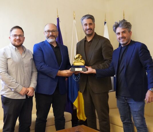 El FESTIVAL ISLA CALAVERA entrega a la ciudad de La Laguna una edición especial de su trofeo de honor - En el décimo aniversario de su fundación, el Festival de Cine Fantástico de Canarias Ciudad de La Laguna Isla Calavera reconoce el apoyo del ayuntamiento lagunero.