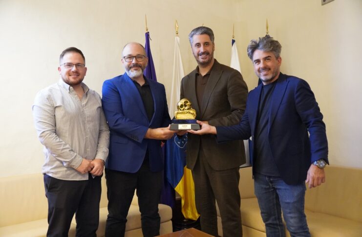 El FESTIVAL ISLA CALAVERA entrega a la ciudad de La Laguna una edición especial de su trofeo de honor - En el décimo aniversario de su fundación, el Festival de Cine Fantástico de Canarias Ciudad de La Laguna Isla Calavera reconoce el apoyo del ayuntamiento lagunero.