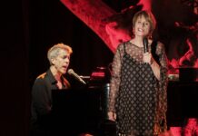 VERANOS DEL TAORO: Patti LuPone, la gran diva del musical Patti Lupone y el pianista Joseph Thalken emocionaron al público reunido para su actuación al aire libre en Tenerife. Foto de Rhaul Santana