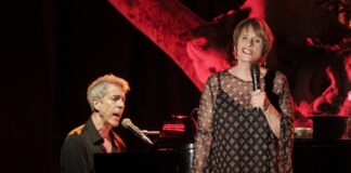 VERANOS DEL TAORO: Patti LuPone, la gran diva del musical Patti Lupone y el pianista Joseph Thalken emocionaron al público reunido para su actuación al aire libre en Tenerife. Foto de Rhaul Santana