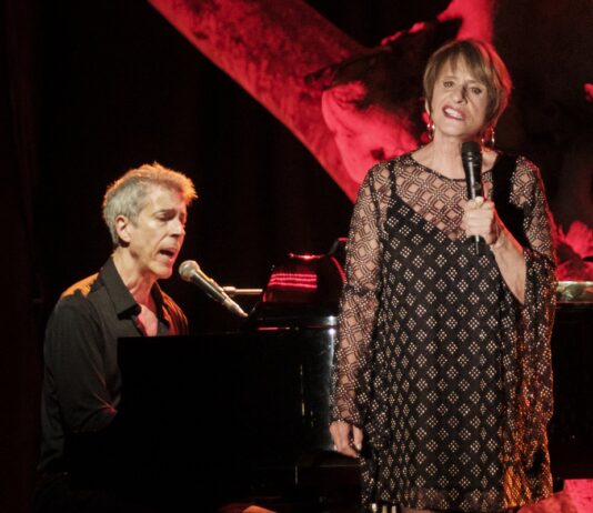VERANOS DEL TAORO: Patti LuPone, la gran diva del musical Patti Lupone y el pianista Joseph Thalken emocionaron al público reunido para su actuación al aire libre en Tenerife. Foto de Rhaul Santana