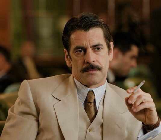 JARABO: El crimen, la fascinación y la elegancia oscura del mal Eduardo Noriega caracterizado como Jarabo, en una de las primeras imágenes reveladas de la producción de Enrique Cerezo.