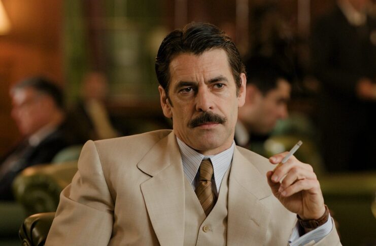 JARABO: El crimen, la fascinación y la elegancia oscura del mal Eduardo Noriega caracterizado como Jarabo, en una de las primeras imágenes reveladas de la producción de Enrique Cerezo.