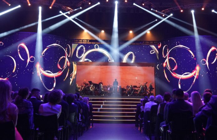 Diego Navarro dirige a la Orquesta Filarmónica de Tenerife en los Premios Anillos de Oro.