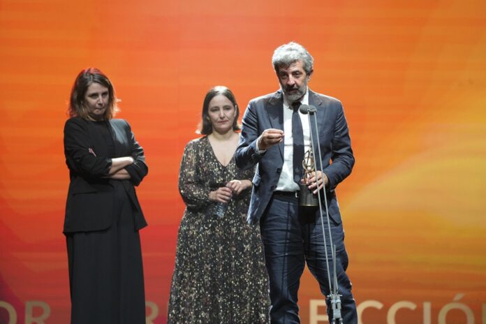 Alberto Rodríguez, director de la serie Anatomía de un instante, recoge el Premio Anillos de Oro a la mejor serie dramática.