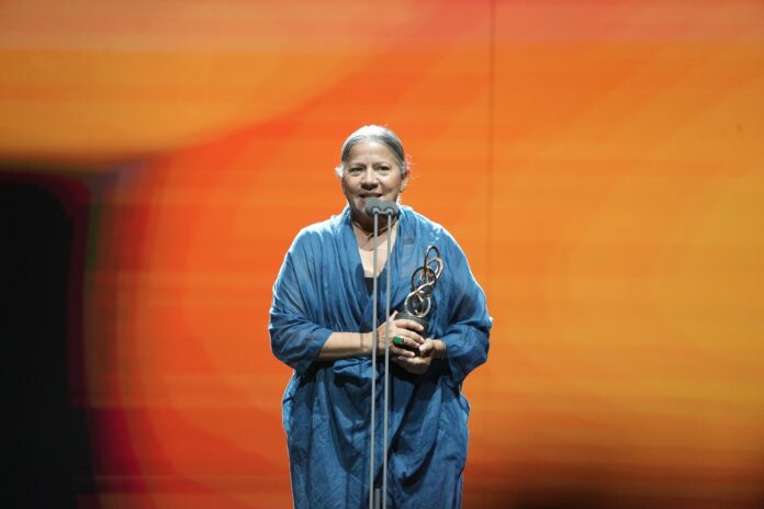 Silvia Aráez, productora ejecutiva, recoge el Premio Anillos de Oro a la Mejor Serie Internacional para The Walking Dead: Daryl Dixon T3.