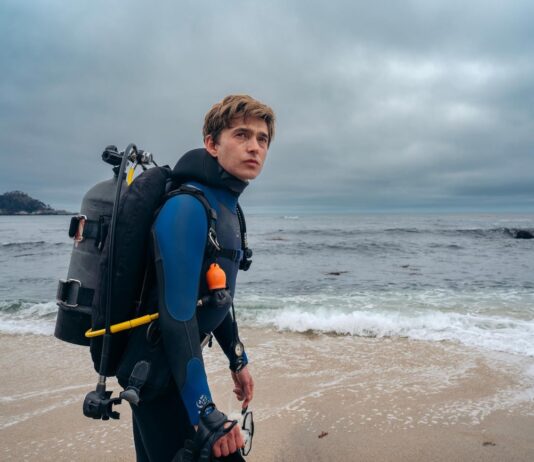 Tráiler de WHALEFALL: Dentro del monstruo En el rodaje de Whalefall, el actor Austin Abrams ha realizado gran parte de sus propias escenas de riesgo, incluidas las secuencias submarinas.