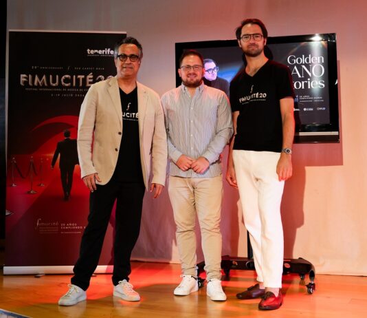 El estreno mundial de las ‘GOLDEN PIANO STORIES’ de Aleksander Dębicz abre la programación musical de FIMUCITÉ 20 Diego Navarro, el concejal Adrián del Castillo y Aleksander Dębicz.