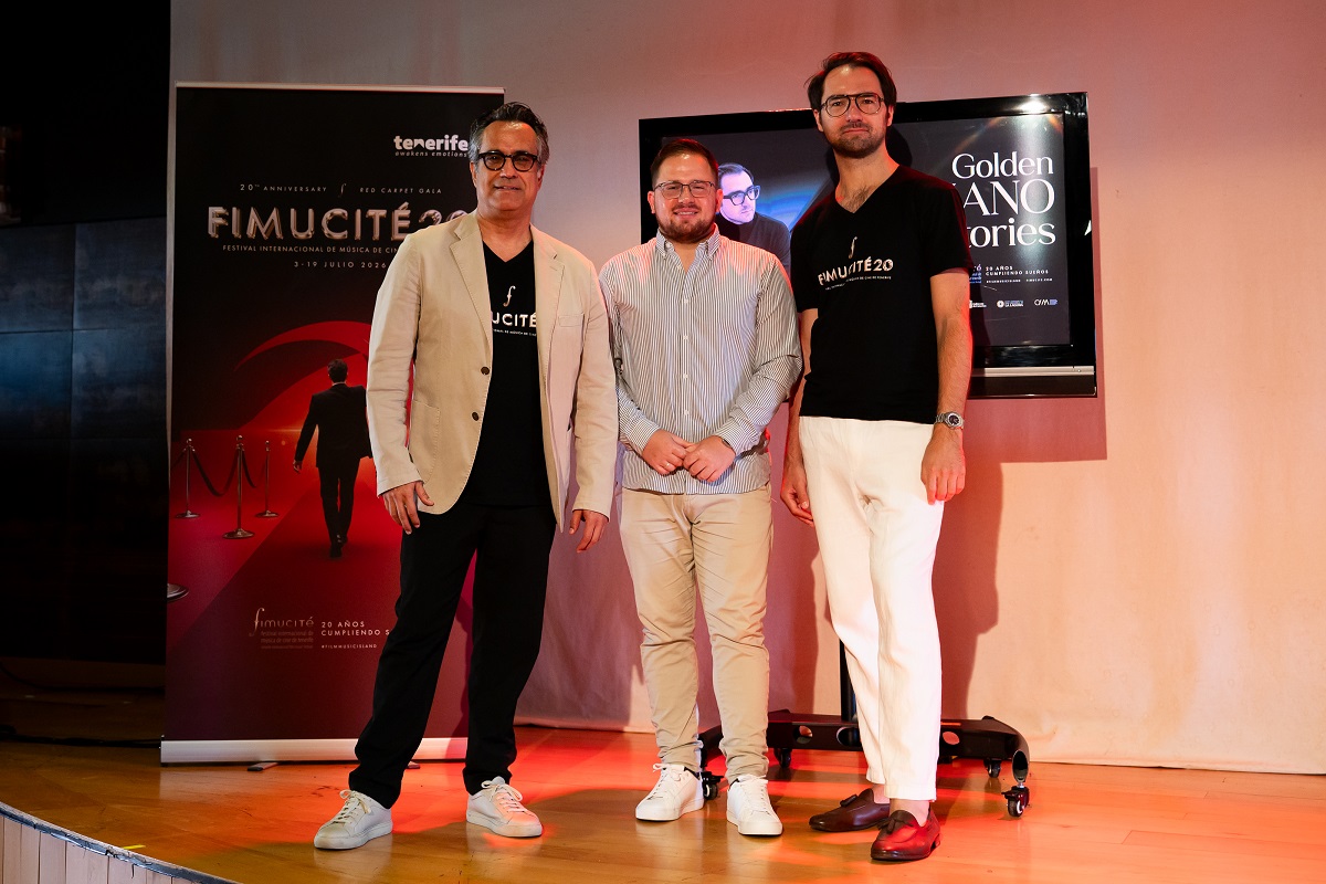 FIMUCITE20_teatroleal_11200 Diego Navarro, el concejal Adrián del Castillo y Aleksander Dębicz.